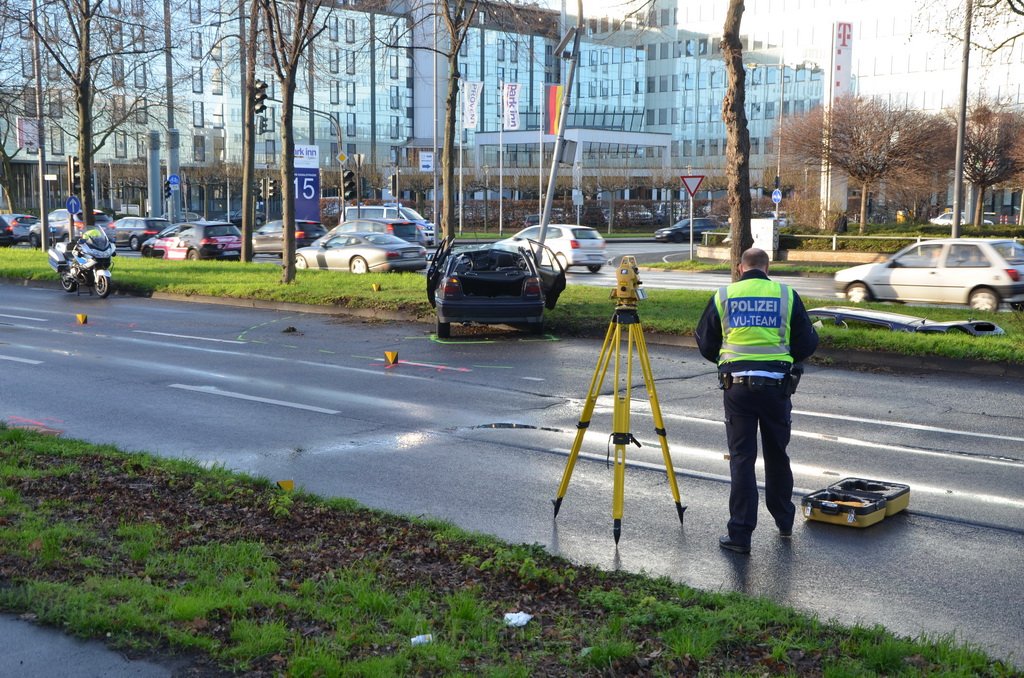 Bagger verliert Oel VU Pkw Koeln Ehrenfeld Innere Kanalstr Weinsbergerstr P171.JPG - Miklos Laubert